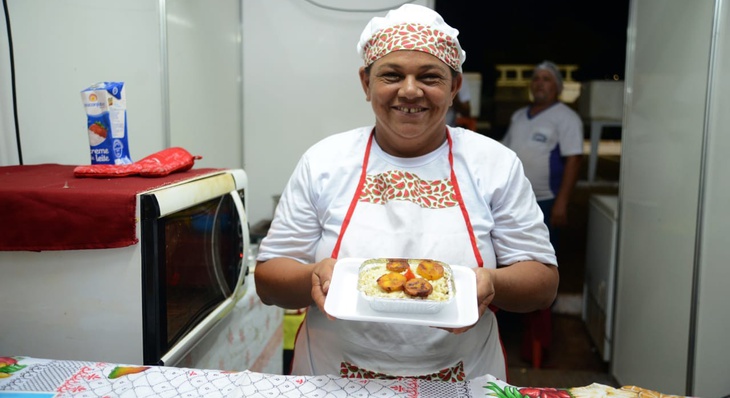 Com bom humor, a chef Maria do Bonfim comemora a aceitação do seu prato, o “Arroz Maria Bonita”