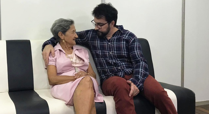  A dona Aniza Batista, de 86 anos, que mora há 15 anos em Palmas, conseguiu realizar o sonho de conhecer pessoalmente o padre Fábio