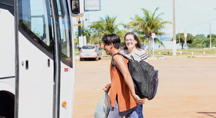 Ônibus da Prefeitura de Palmas levou os assistidos até à Fazenda da Esperança 