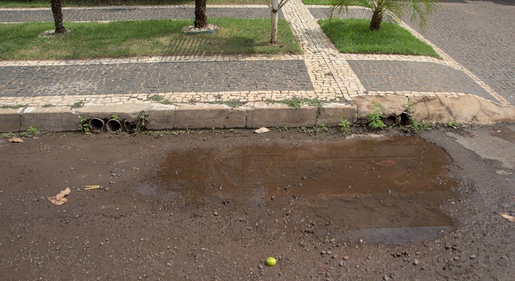 Água de uso doméstico, comercial ou industrial quando descartadas em pequena quantidade não escoam e ainda provocam danos ao pavimento 