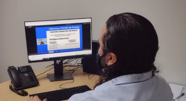 O servidor Rafael Veloso assiste curso on-line