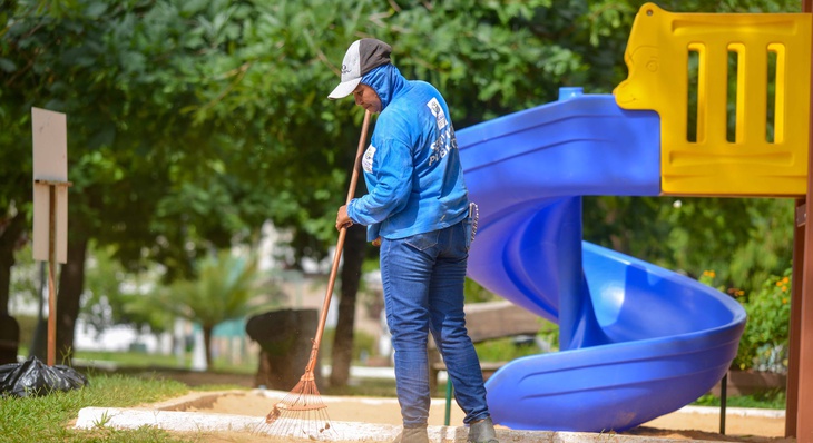 Servidora da limpeza e manutenção urbana de Palmas realiza varrição no Parque Cesamar
