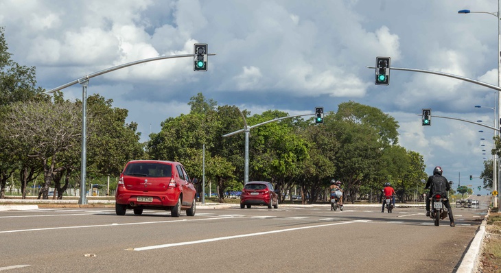 A instalação dos novos semáforos possibilitará mais seguridade no trânsito em cruzamentos considerados críticos na cidade