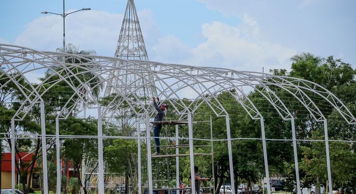 Montagem da estrutura do Natal Cidade Encantada, no Parque das Artes, localizado no Espaço Cultural