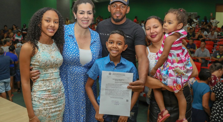 Morada Milas Pereira Reis com a familia ao lado da prefeita recebe título