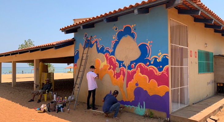 Grafite deu ar renovado aos quiosques da Praia das Arnos