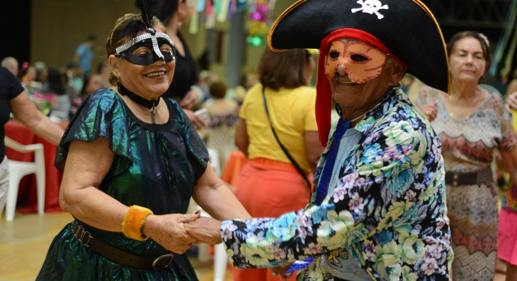 Os idosos vieram fantasiados para curtir o baile de Carnaval no Parque do Idoso