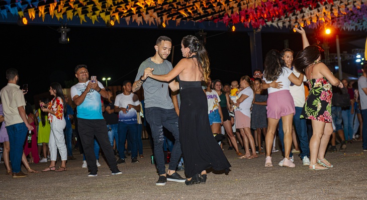 Visitando o Arraiá pela primeira vez, a moradora de Loreto-MA, Darc Silva mostrou muito forró no pé ao som dos shows regionais no Coreto dançando com o músico tocantinense Gabriel Coelho