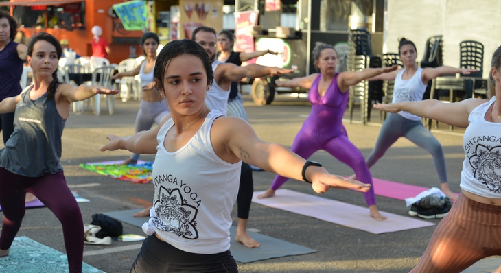 A equipe do Asthanga Yoga promoveu aula durante uma hora que atraiu os olhares de quem passava pela praia. A atleta  Ana Clara  pratica a modalidade há um ano