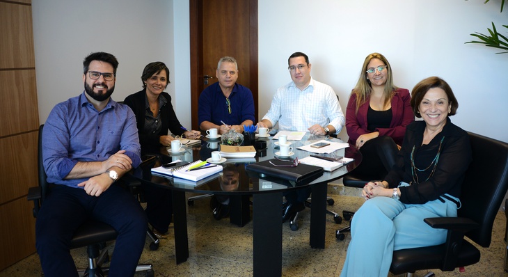  Participaram do primeiro encontro do projeto Café com Ideias, a secretária de Educação, Juscélia Aparecida Veiga Garbelini e membros de sua equipe