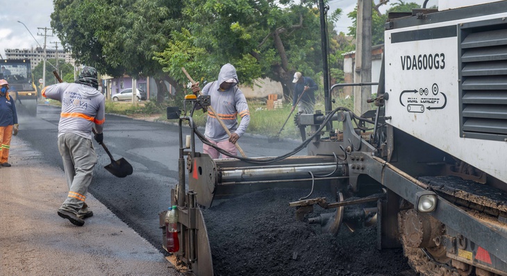 Acabadora de asfalto deposita material para rejuvenescimento de asfalto
