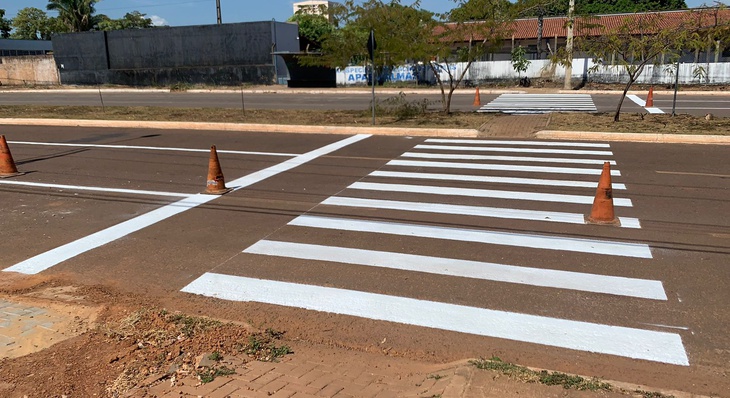 Serviços de revitalização de pintura garante melhora da visibilidade de faixas de pedestre