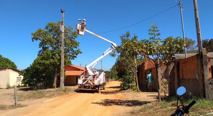 Na localidade, que fica na zona rural de Palmas, estão sendo feitas manutenção e ampliação na rede de iluminação pública