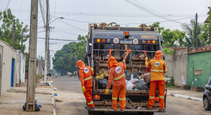 Serviço de coleta de resíduos sólidos acontece em toda a cidade