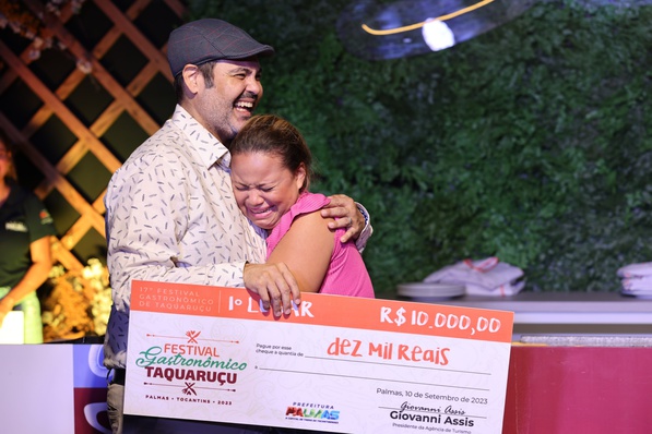 Emocionada, vencedora em 1º lugar na categoria Prato Doce, com Cake Cupuçaí, chef Paloma dos Santos comemora vitória