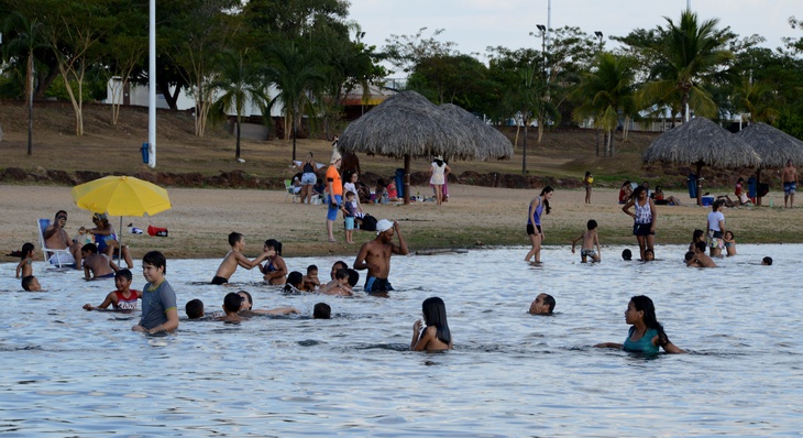 Palmenses e visitantes se divertem nas praias da Capital. Julho é o mês de maior visitação