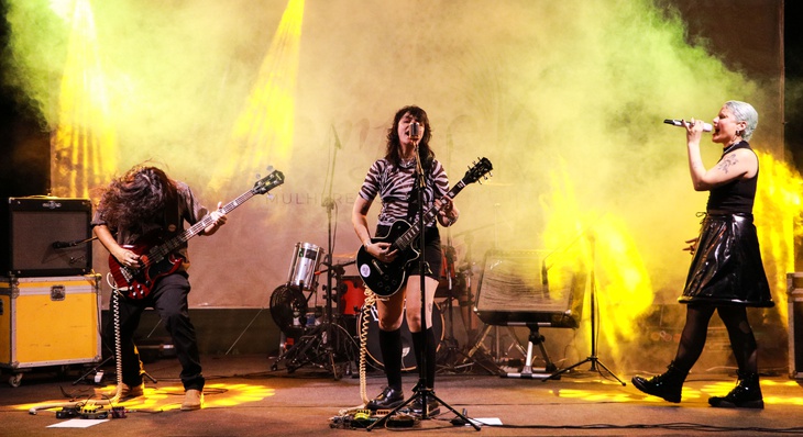Formada majoritariamenete por mulheres, banda Big Marias apresentou um rock autoral
