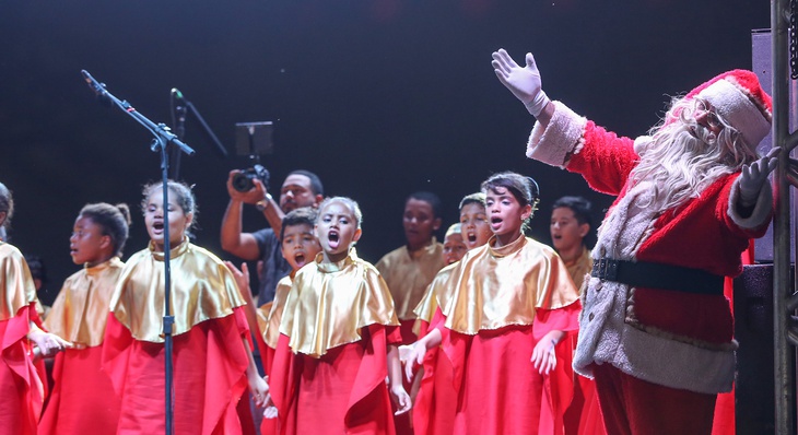 Papai Noel acompanhou a apresentação do Coral de 50 vozes da ETI Almirante Tamandaré