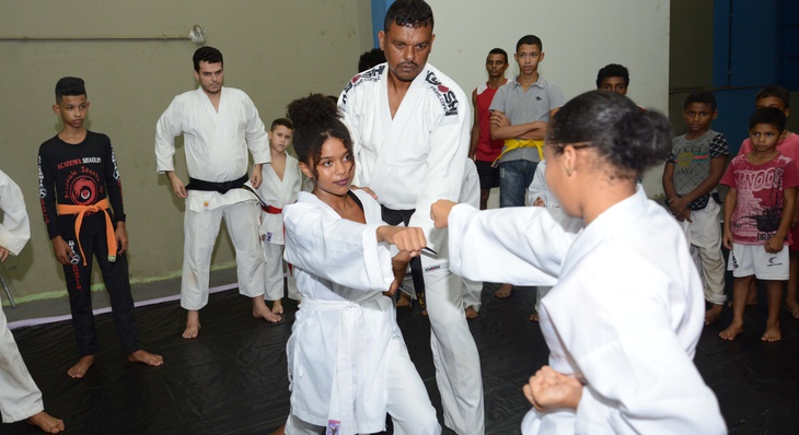 Sabrina Siqueira e Elivânia Barbosa em posição de combate