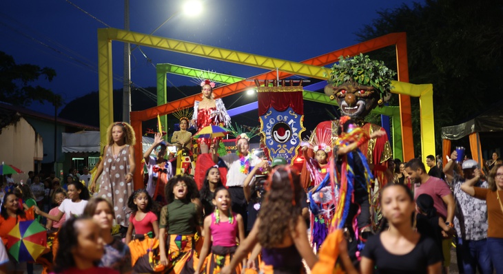 Pelas ruas de Taquaruçu, o cortejo dos bonecos e cantorias fizeram a alegria dos pequenos e dos mais velhos