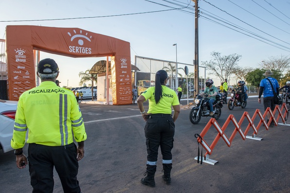 Fiscalização de trânsito atuou no controle de tráfego Avenida NS-10 e imediações do Centro de Convenções Arnaud Rodrigues