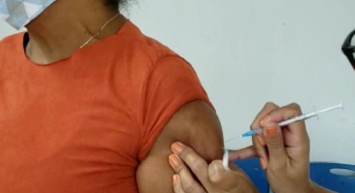 Maria Lucia Alves de Souza Gomes, de 59 anos, foi vacinada na Unidade de Saúde da Família (USF) da Arse 122