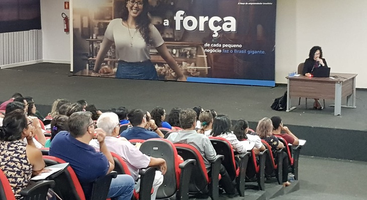 A técnica do Ibam,  Ana Cristina ministrou palestra sobre novo sistema fiscal da Prefeitura