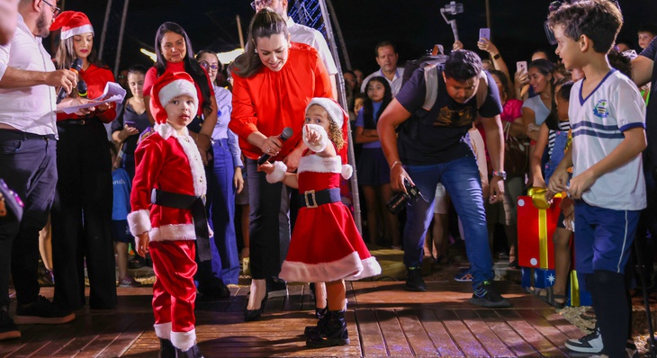 Mini Papai e Mamãe Noel participam da inauguração do Natal Cidade Encantada