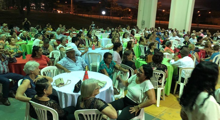 Festa de confraternização foi realizada na noite dessa quinta-feira, 13, reuniu mais de 400 idosos