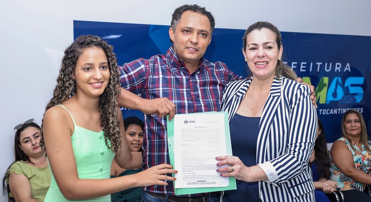 Prefeita Cinthia Ribeiro entrega termo de permissão de uso de quiosques em Palmas ao novo empresário Roner Reis da Silva e sua filha Mariana