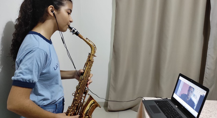 Lais Santos Neri durante aula prática de instrumentos