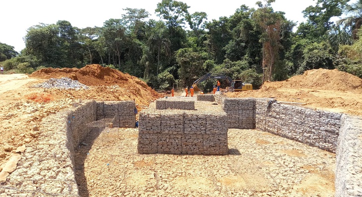 Ainda em construção, estrutura conhecida como gabião que se conecta a galerias de drenagem do setor