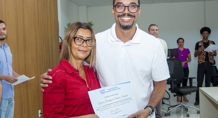Professor André Doria entrega certificado do curso para a servidora Luzerina Cardoso Silvestre