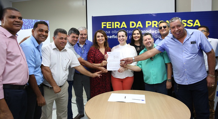 Prefeitura Cinthia Ribeiro acompanhada de vereadores da Capital