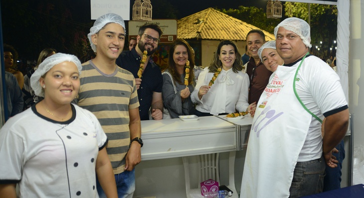 Prefeita Cinthia Ribeiro e secretários conferiram as delícias do Festival Gastronômico