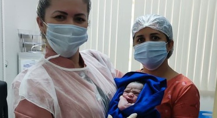 De rosa, enfermeira Vânia e técnica em enfermagem Dayana com bebê Nicolas