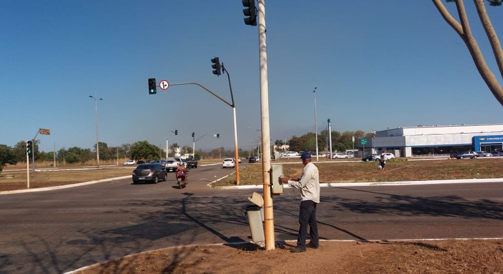 Ao todo, 11 semáforos da Avenida Teotônio Segurado, dos cruzamentos com a LO-01 até a LO-27, estão recebendo ajustes