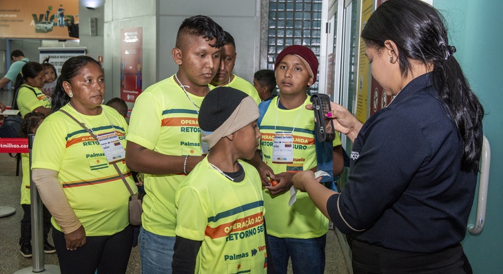 Famílias indígenas venezuelanas da etnia Wara embarcam em viagem de retorno para a Venezuela