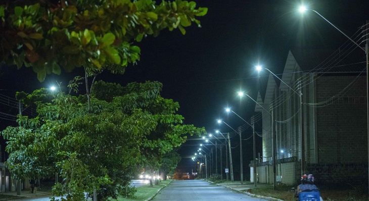 Luminárias de LED consomem menos energia elétrica e oferecem maior luminosidade que estruturas anteriormente usadas