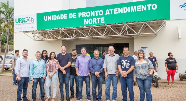 Integrantes da equipe de Palmas e Campo Grande reunidos em frente a UPA