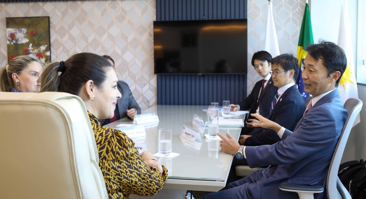 Cinthia Ribeiro e o embaixador Teiji Hayashi juntamente com a comitiva da Embaixada do Japão e secretários municipais