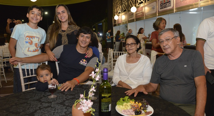 Filipe Ferreira (ao centro) degustou, ao lado da família, vinho e frios comercializados na vila gastronômica