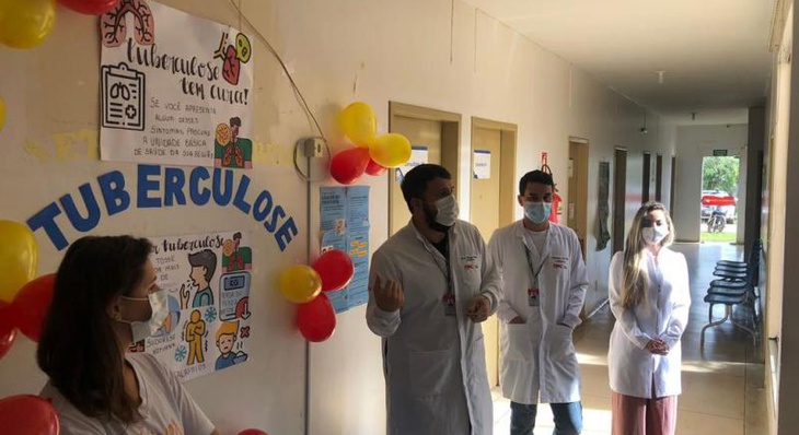Ao lado de colegas, o estagiário de Medicina do ITPAC Palmas, Paulo Henrique Marques, falou sobre tuberculose para pacientes da Rede
