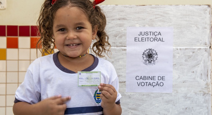 Com o título em mãos, a pequena Maria Clara Carvalho, de cinco anos, estava eufórica com as eleições