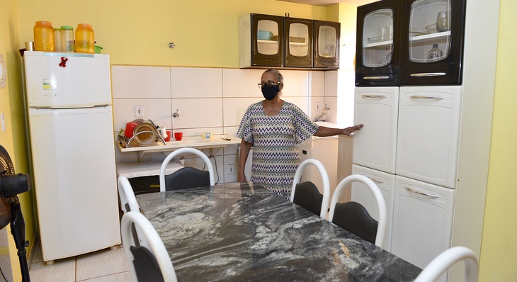 Maria Aparecida mostra com orgulho os móveis que comprou para sua casa própria