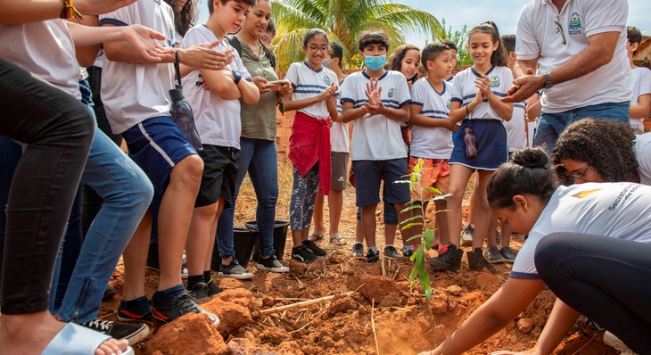 Yasmin foi a primeira a se prontificar a plantar muda de oiti durante atividade prática do Dia da Árvore na Escola Mun. Henrique Talone
