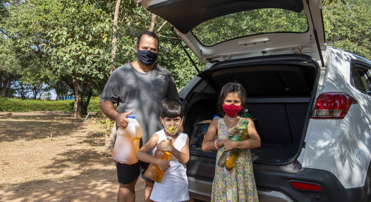 Servidor Público Ricardo Rocha e os filhos Fernanda, 7, e Joao Ricardo, 6, entregaram 20 litros de óleo de cozinha usado