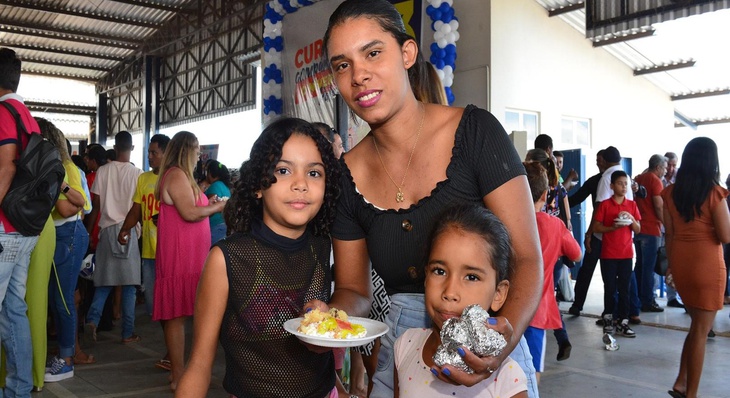 Lucimara e as filhas Lara Nicole, 8, e Luanny, 6, participaram da festa de distribuição de bolo