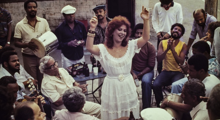 Documentário sobre a 'madrinha do Samba'  retrata os 53 anos de carreira da Beth Carvalho