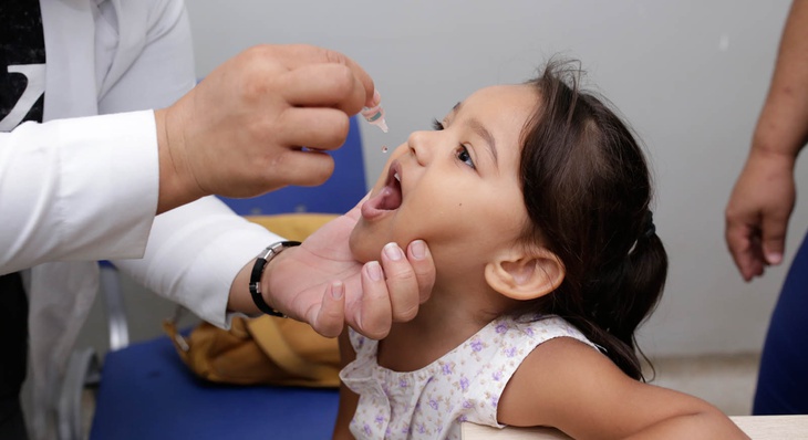Adultos e crianças precisam ser imunizados para não se tornarem transmissores de doenças